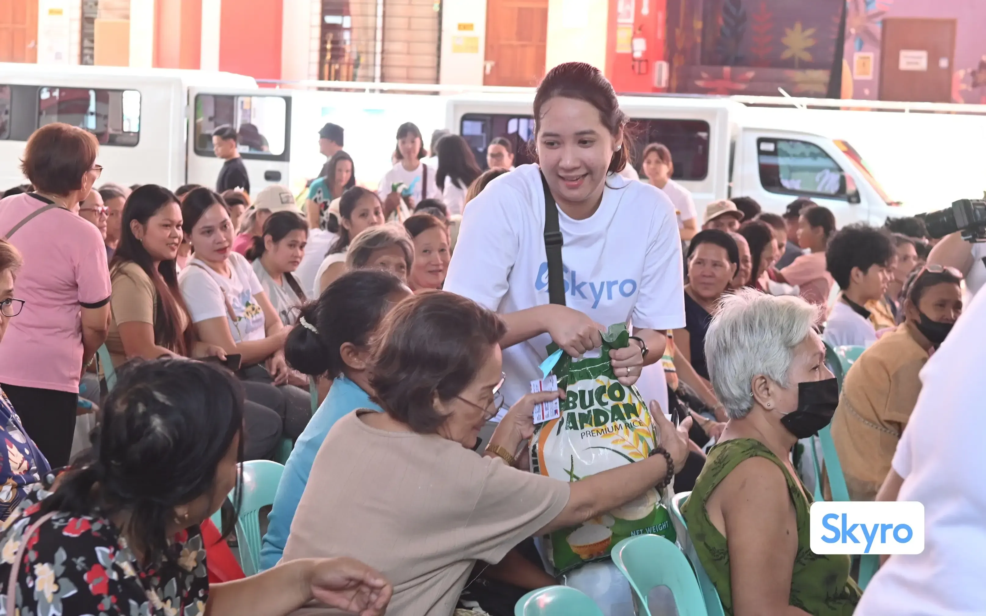 Skyro employee distributes rice pack to the Taguig community